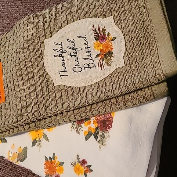 BUNDLE OF 2 FALL HOLIDAY HAND TOWELS - Picture 1 of 5